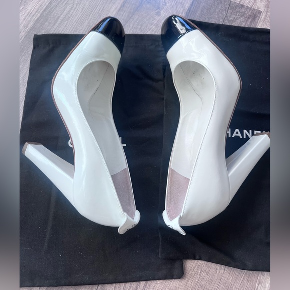 CHANEL Shoes - Vintage Chanel pumps Elegant White and Black Women's Heels EUC Womens 8